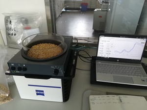 實驗室中近紅外分析麥芽的品質，不需要麥芽樣品的預處理，直接將麥芽倒入樣品杯中，30秒之內即可測出十幾種組分的含量。