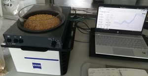 蔡司近紅外光譜儀在實驗室中分析麥芽的品質，不需要麥芽樣品的預處理，直接將麥芽倒入樣品杯中，30秒之內即可測出十幾種組分的含量。