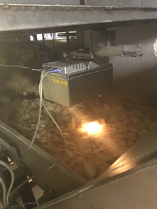 Corona Process在線近紅外光譜儀被安裝在膨化食品的生產線上，實時掌握產品的水分、蛋白質、酸價、過氧化值等指標含量。