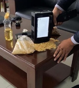 便攜式近紅外在玉米胚芽收購現場進行檢測，快速分析玉米胚芽中的含油量，按質論價。