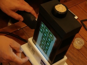 為了更好的發揮蔡司手持式近紅外光譜儀的應用，開發了多種近紅外測樣附件。